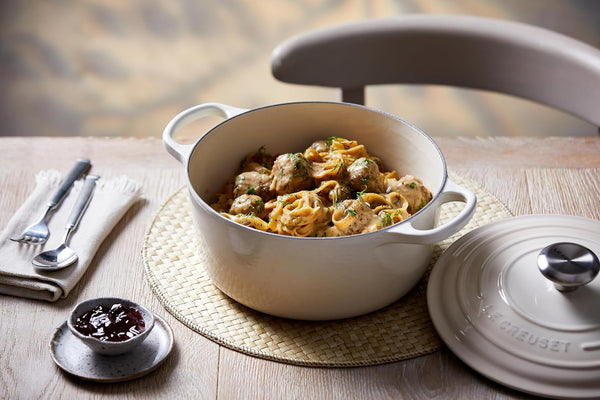 Le Creuset Enameled Cast Iron Signature round Dutch Oven, 5.5 Qt., Meringue7