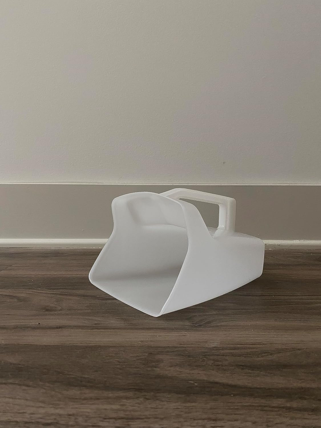food-service-utility-scoop-64-ounce-white-for-ice-bar-and-ingredient-use-in-restaurant-kitchen