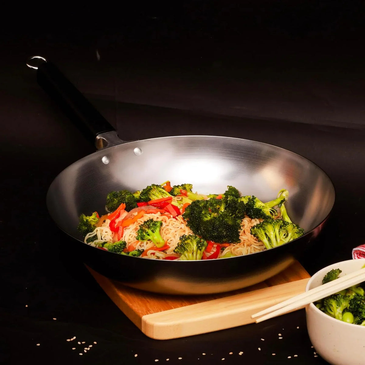 joyce-chen-professional-series-12-inch-carbon-steel-stir-fry-pan-with-phenolic-handle