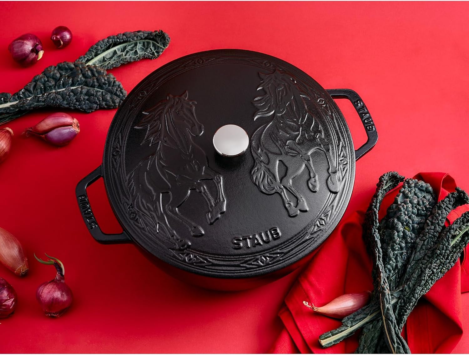 cast-iron-essential-french-oven-dutch-oven-5-quart-serves-5-6-made-in-france-with-horse-lid-matte-black