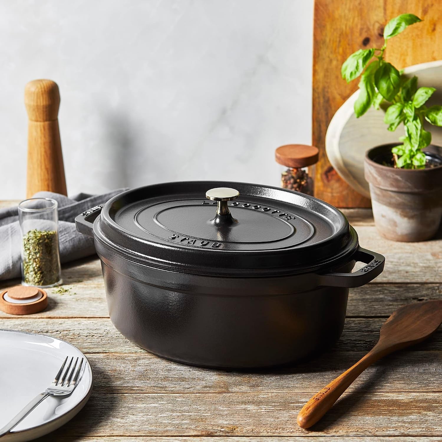 staub-12-75-quart-oval-cocotte-black-matte