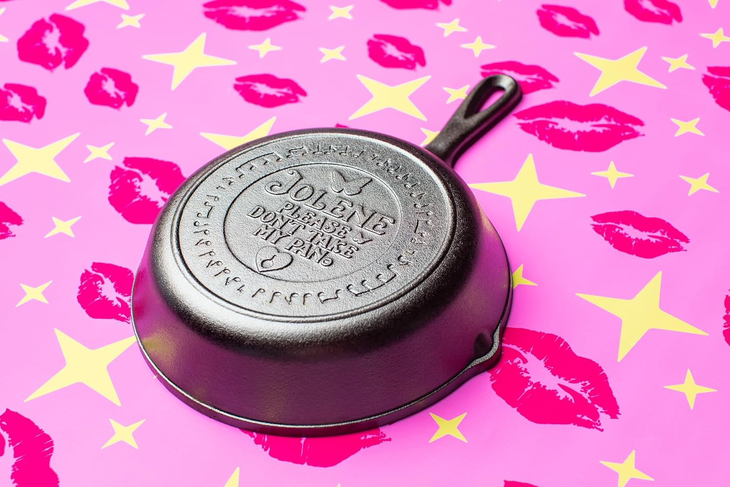 dolly-parton-jolene-cast-iron-skillet-8-inches-collectible-frying-pan-with-signature-design-heavy-duty-cast-iron-cookware-for-everyday-cooking-display