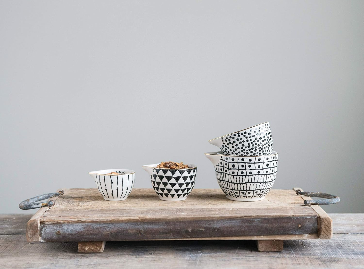 creative-co-op-black-white-stoneware-measuring-cups-with-gold-electroplating-set-of-4-sizes