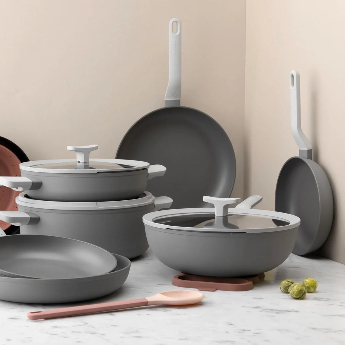 leo-cast-aluminum-wok-12-5-inch-6-2-qt-nonstick-stir-fry-pan-induction-grey-wok-with-silicone-rim-glass-lid-stay-cool-handle-easy-straining-drain-hole-non-toxic-ferno-green-coating