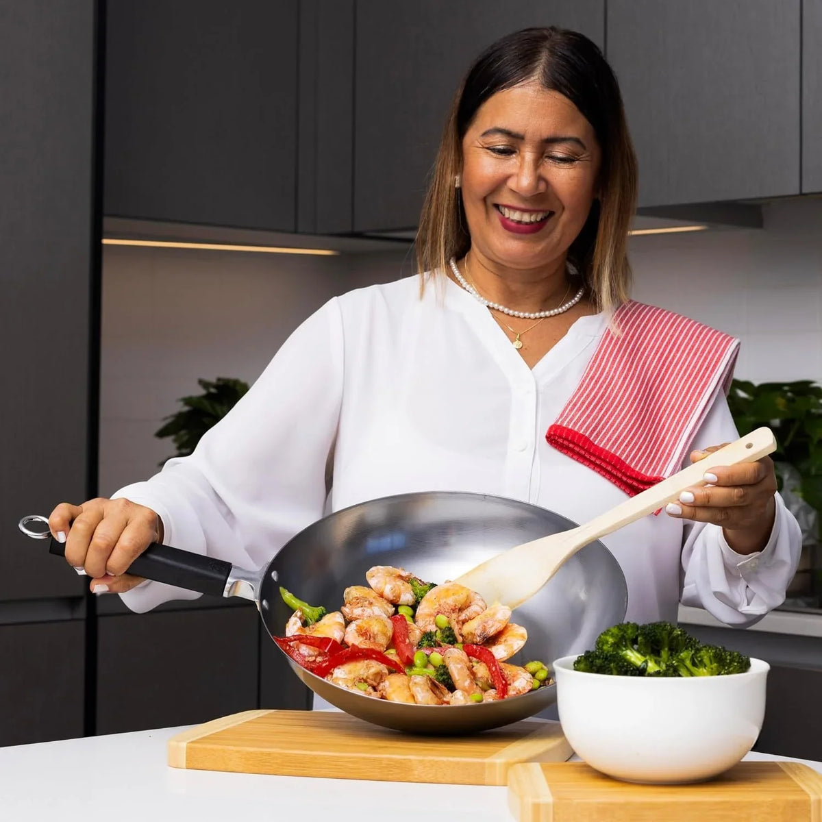 joyce-chen-professional-series-12-inch-carbon-steel-stir-fry-pan-with-phenolic-handle