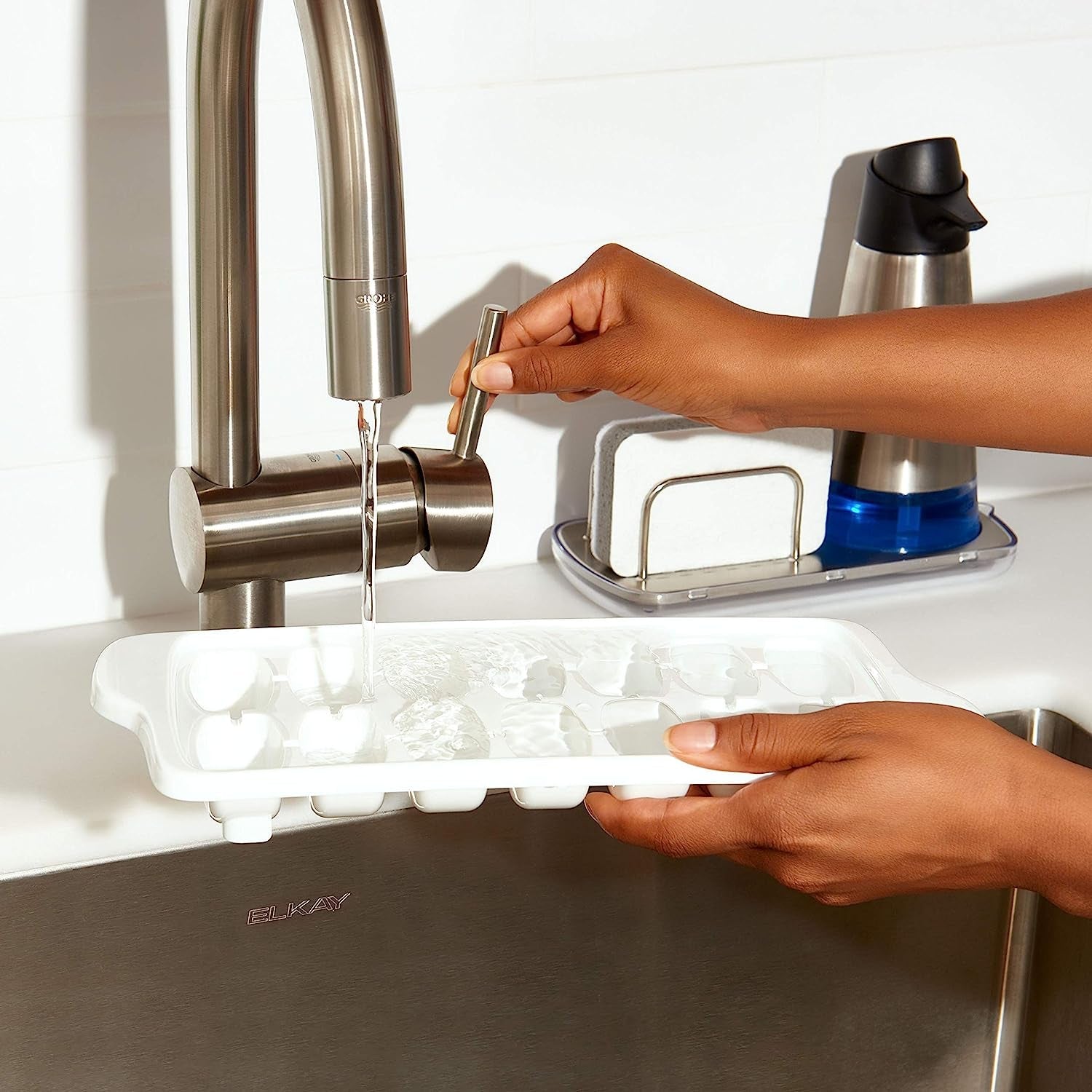 good-grips-flexible-ice-cube-tray-with-lid-2-pack-blue-white-spill-proof-lid-freezer-storage-kitchen-accessory-twist-to-release-easy-for-stacking-dishwasher-safe