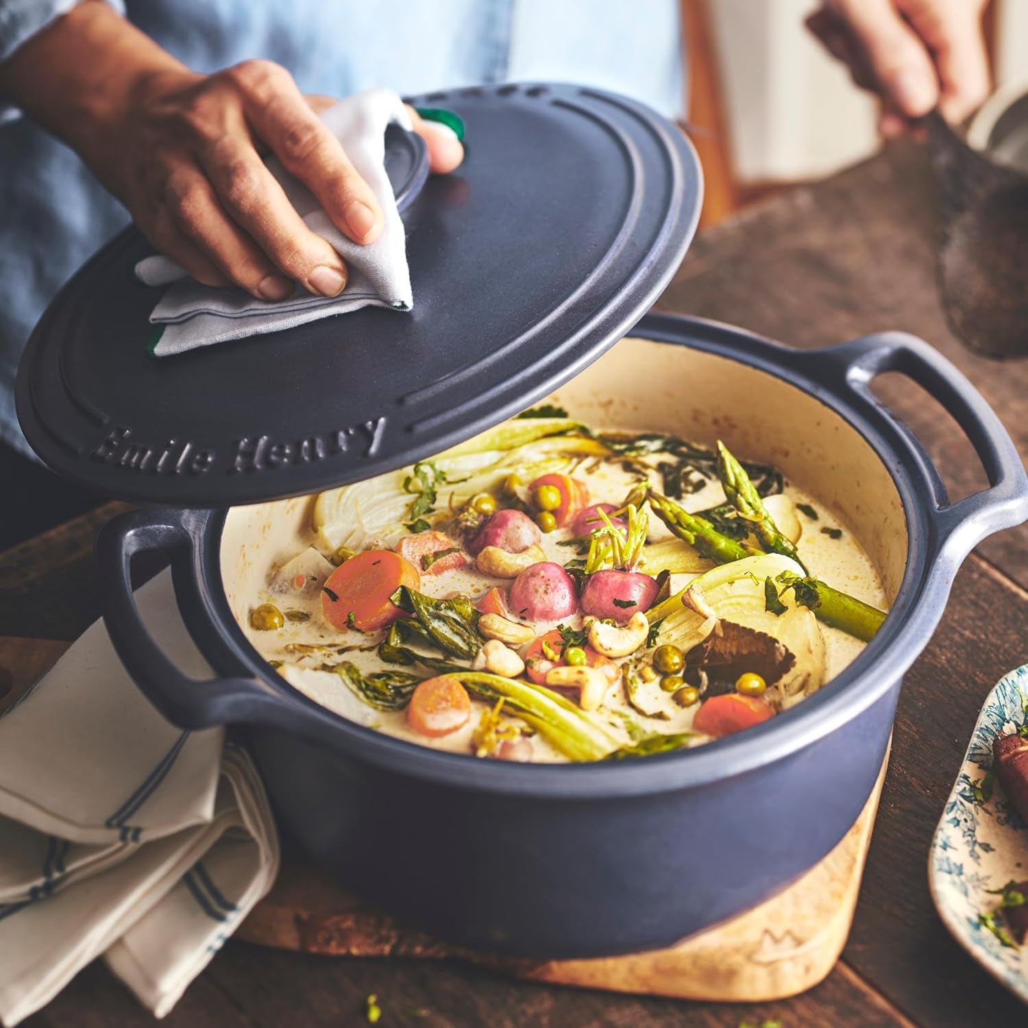 emile-henry-made-in-france-sublime-ceramic-6-qt-round-dutch-oven-indigo