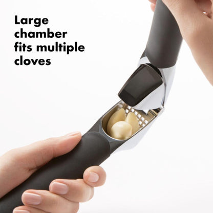 OXO Good Grips Garlic Press, Easy to Squeeze & Self Cleaning Tool, Black | Garlic Crusher for Unpeeled Cloves, Soft Non-Slip Handle, Die-Cast Zinc for Durability, Built-In Cleaner, Dishwasher Safe3