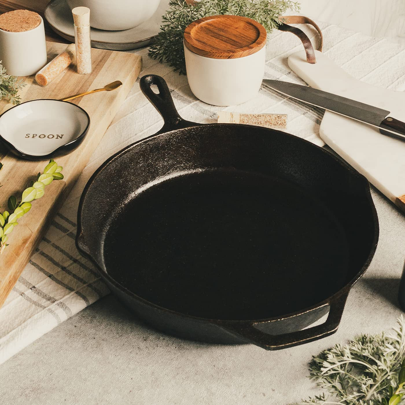 12-inch-round-large-pre-seasoned-cast-iron-skillet
