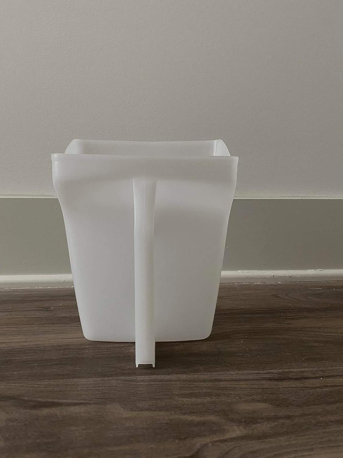 food-service-utility-scoop-64-ounce-white-for-ice-bar-and-ingredient-use-in-restaurant-kitchen