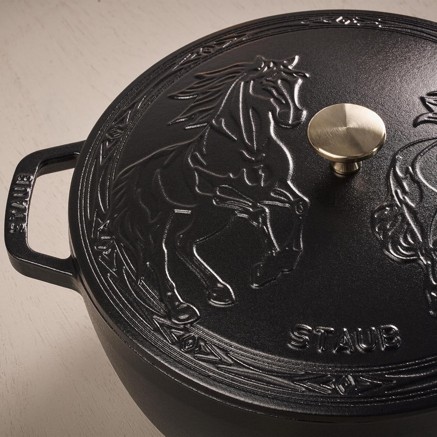 cast-iron-essential-french-oven-dutch-oven-5-quart-serves-5-6-made-in-france-with-horse-lid-matte-black
