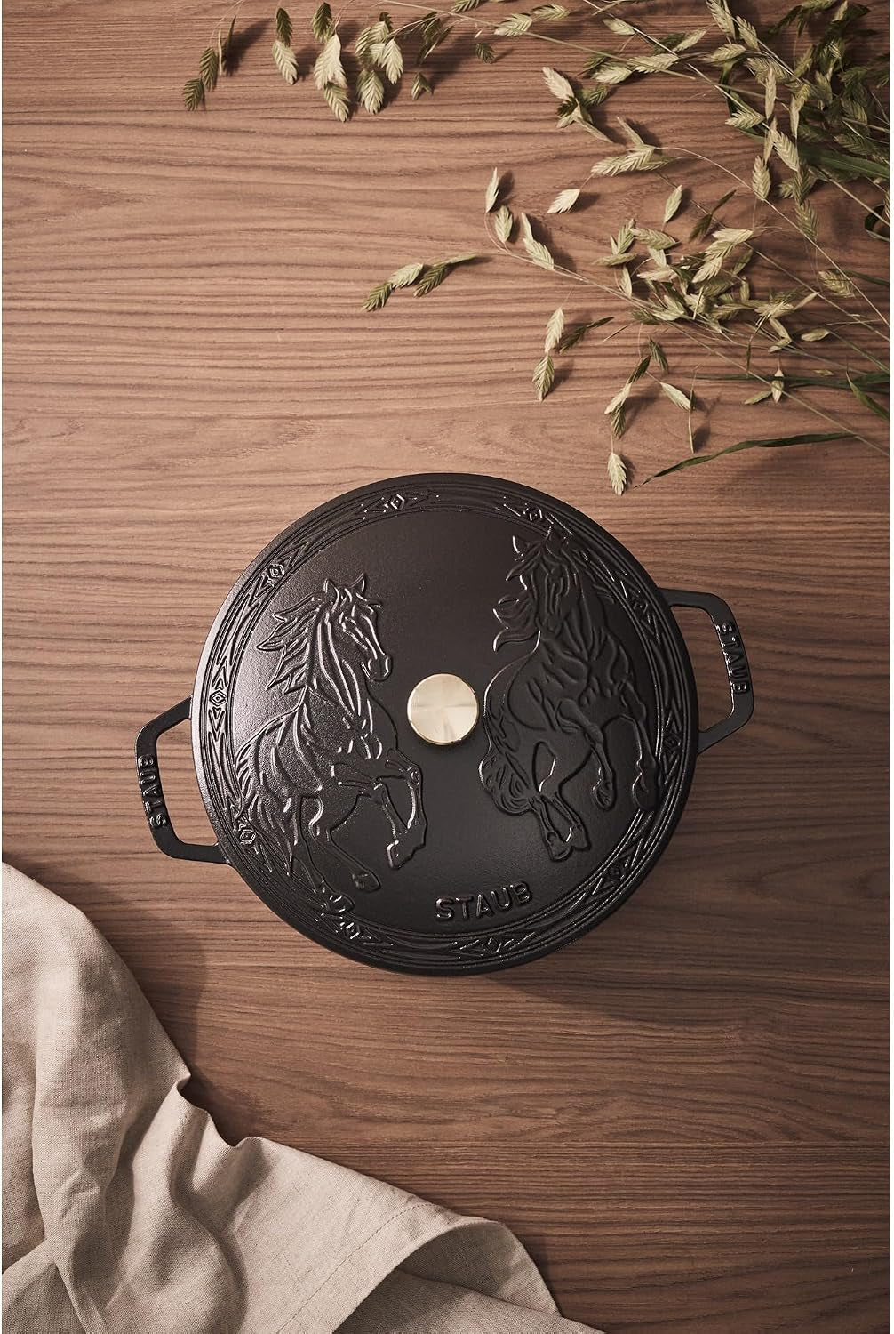 cast-iron-essential-french-oven-dutch-oven-5-quart-serves-5-6-made-in-france-with-horse-lid-matte-black