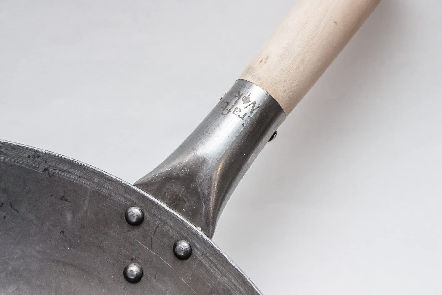 flat-hand-hammered-carbon-steel-pow-wok-with-wooden-and-steel-helper-handle-14-inch-flat-bottom-731w316