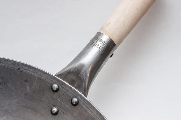 Flat Hand Hammered Carbon Steel Pow Wok with Wooden and Steel Helper Handle (14 Inch, Flat Bottom) / 731W3165