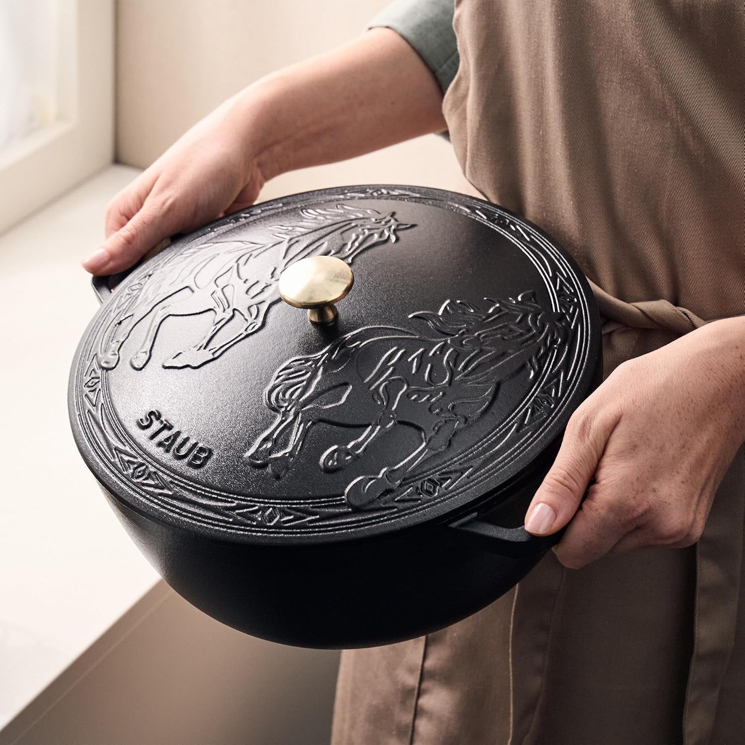 cast-iron-essential-french-oven-dutch-oven-5-quart-serves-5-6-made-in-france-with-horse-lid-matte-black