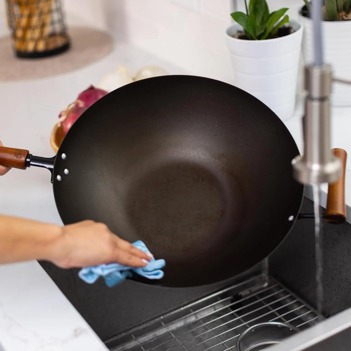 joyce-chen-classic-series-14-inch-preseasoned-carbon-steel-wok