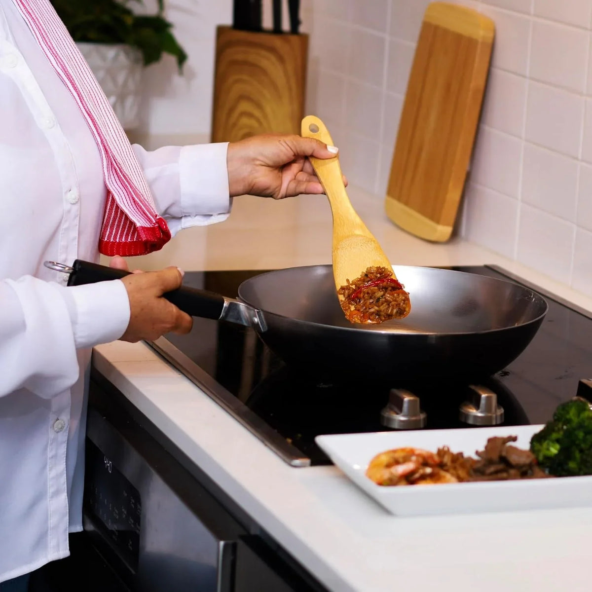joyce-chen-professional-series-12-inch-carbon-steel-stir-fry-pan-with-phenolic-handle
