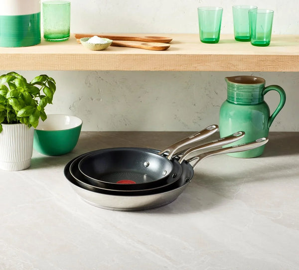 X Jamie Oliver Nonstick Coated Stainless Steel Pans 8", 9.5" & 11", Frypan Set Induction Compatible, Oven Safe up to 500°F, Chef'S Stainless Steel Skillet, Frying Pan, Silver | 3 Frying Pans 7.9/9.4/11 Inch, Titanium Non-Stick Coating, Suitable for Induction, Thermo-Signal, Riveted Handle9
